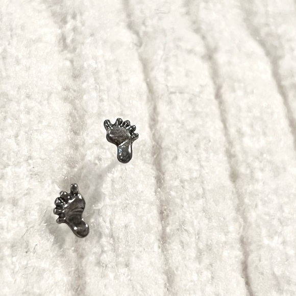 Stud Feet Earring - Picture 1 of 8